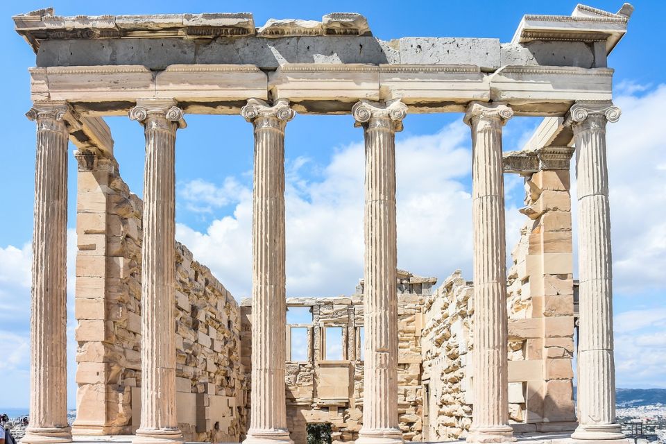 הכנסות התיירות ביוון עולות על הרמות שלפני המגפה לאחר 10 חודשים חזקים