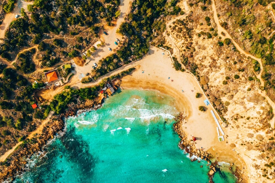 קפריסין רואה עלייה תיירותית מינואר עד אפריל 2024