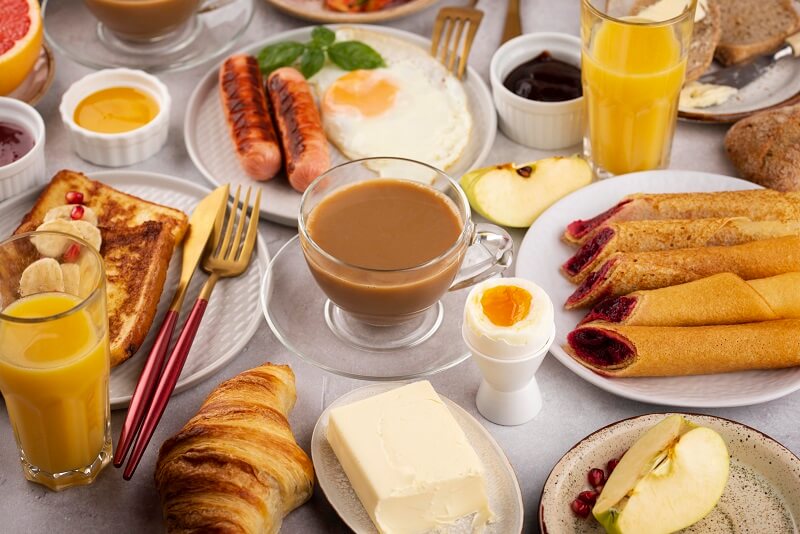 ארוחת בוקר אירופאית: נימוסים ולמה לצפות