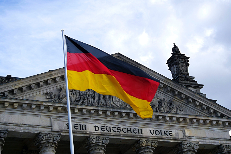 גרמניה מיישמת את השלב הראשון של כללי הגירה מיומנים חדשים