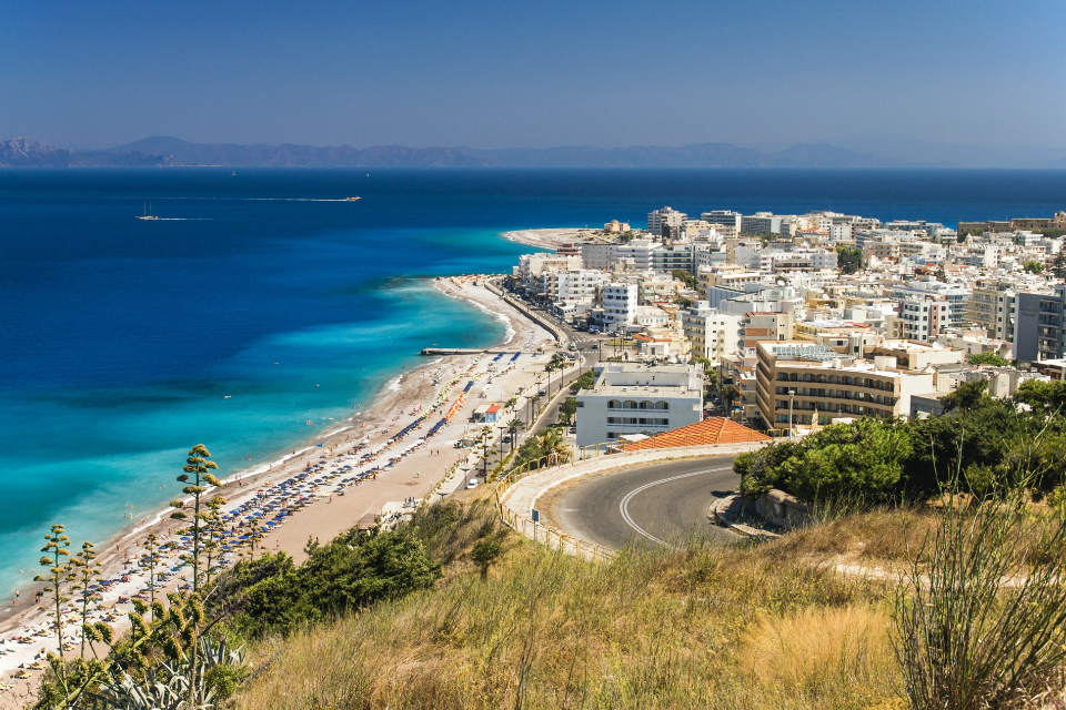 ממשלת יוון מנסה לשלוט בפיתוח התיירות המשתולל