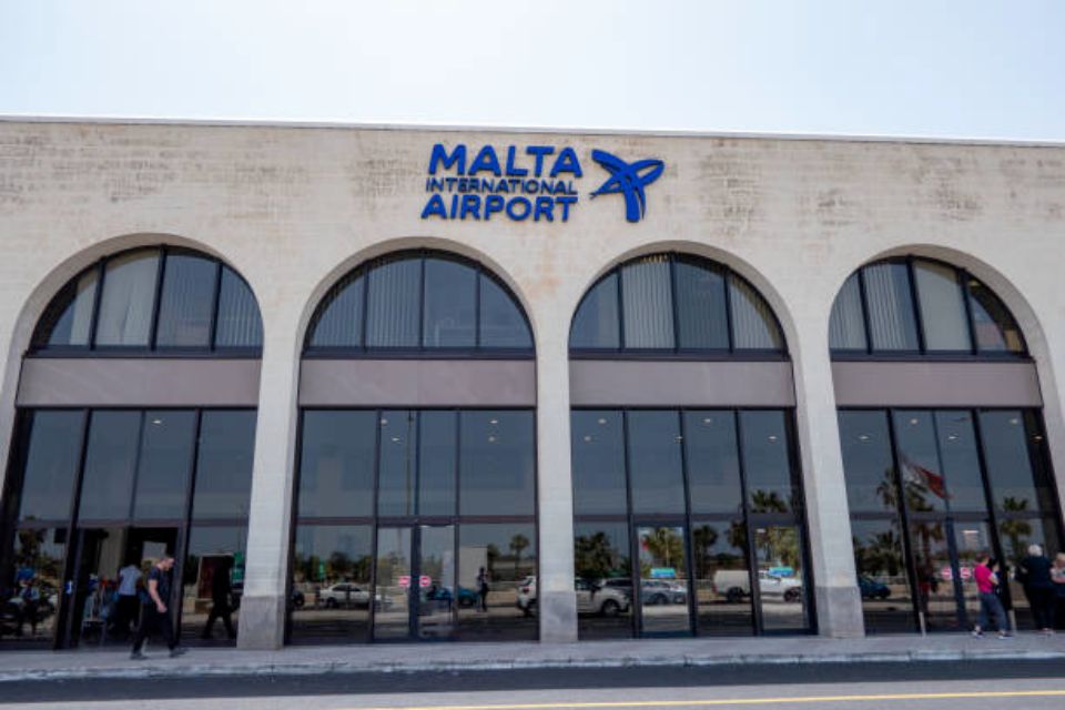 תנועת הנוסעים נוסקת בנמל התעופה של מלטה, ועולה על הרמות שלפני המגפה