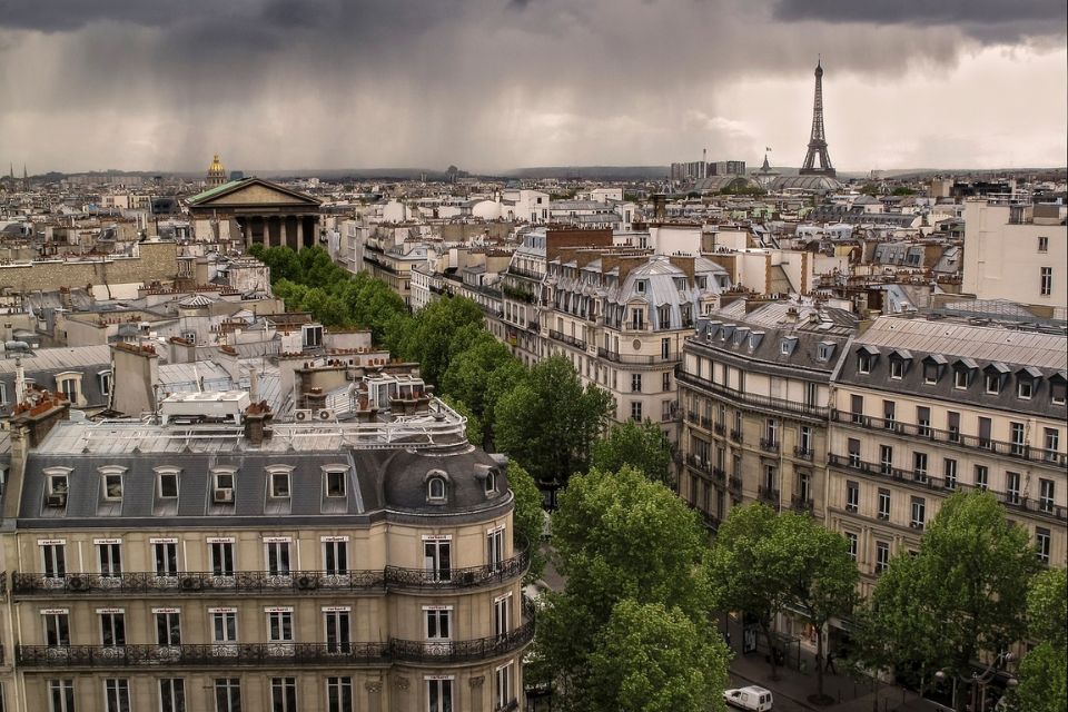 תעשיית התיירות בצרפת מקבלת דחיפה מסדרות נטפליקס