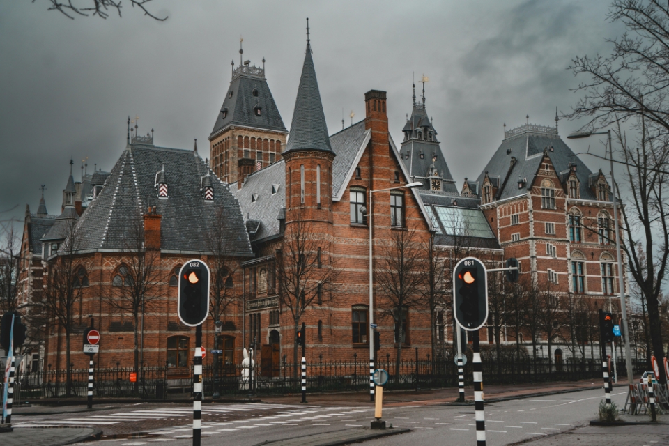 מספר המבקרים הזרים באמסטרדם מגיע לשיאים חדשים בשנת 2023