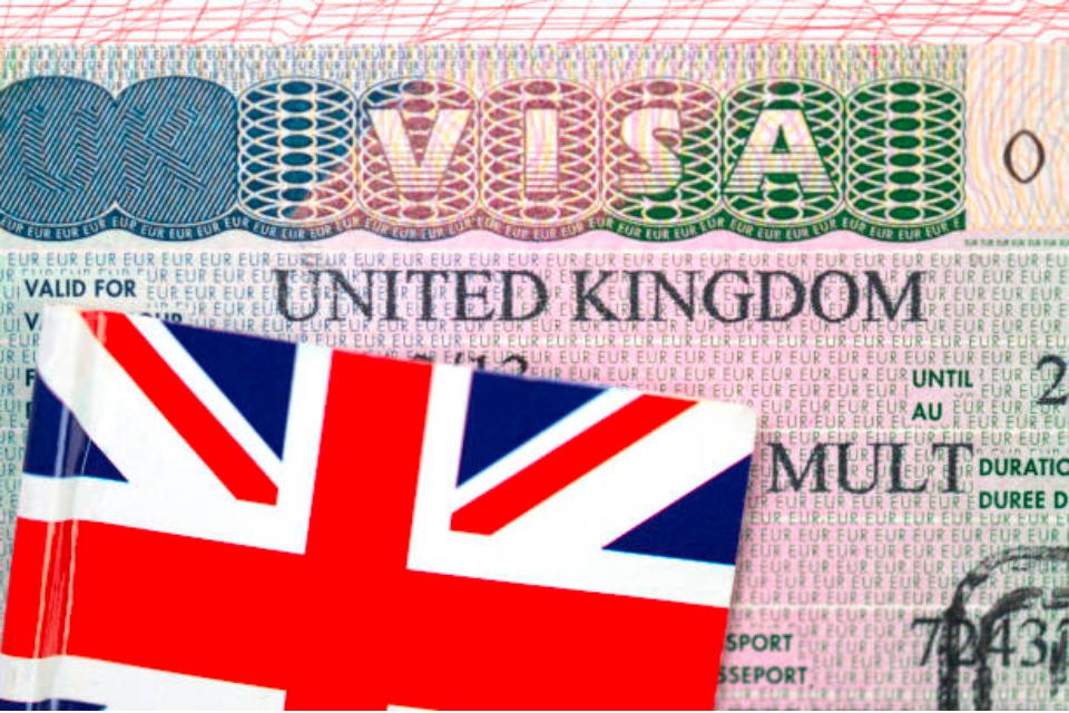 בריטניה מודיעה על כללי ויזה נוקשים יותר כדי לצמצם את ההגירה