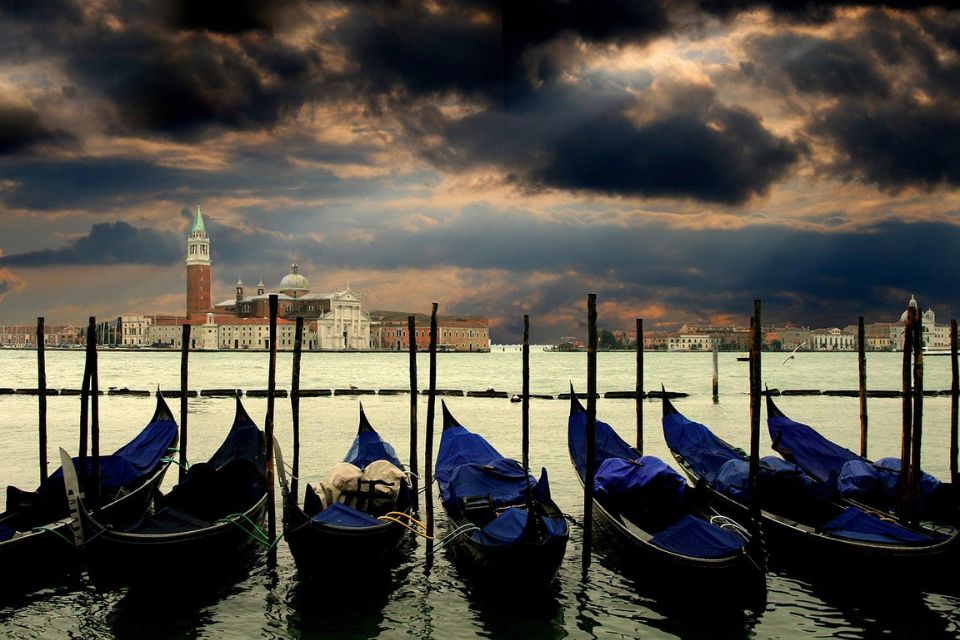 ונציה מתמודדת עם תיירות המונית עם איסורים קבוצתיים ודוברים